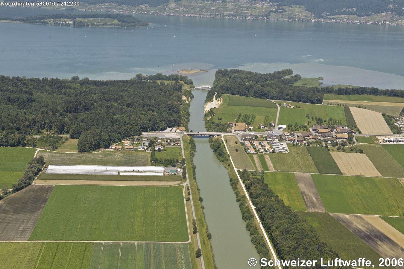 Aare-Hagneck-Kanal; Ortschaft rechts: Hagneck; im Hintergrund: Bielersee mit Petersinsel